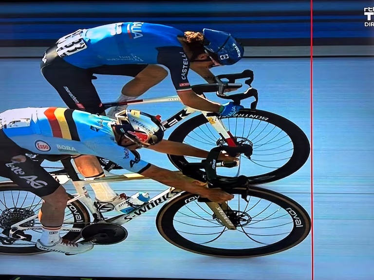 Photo-finish de Remco Evenepoel : les deux roues avant au niveau de la ligne d’arrivée.