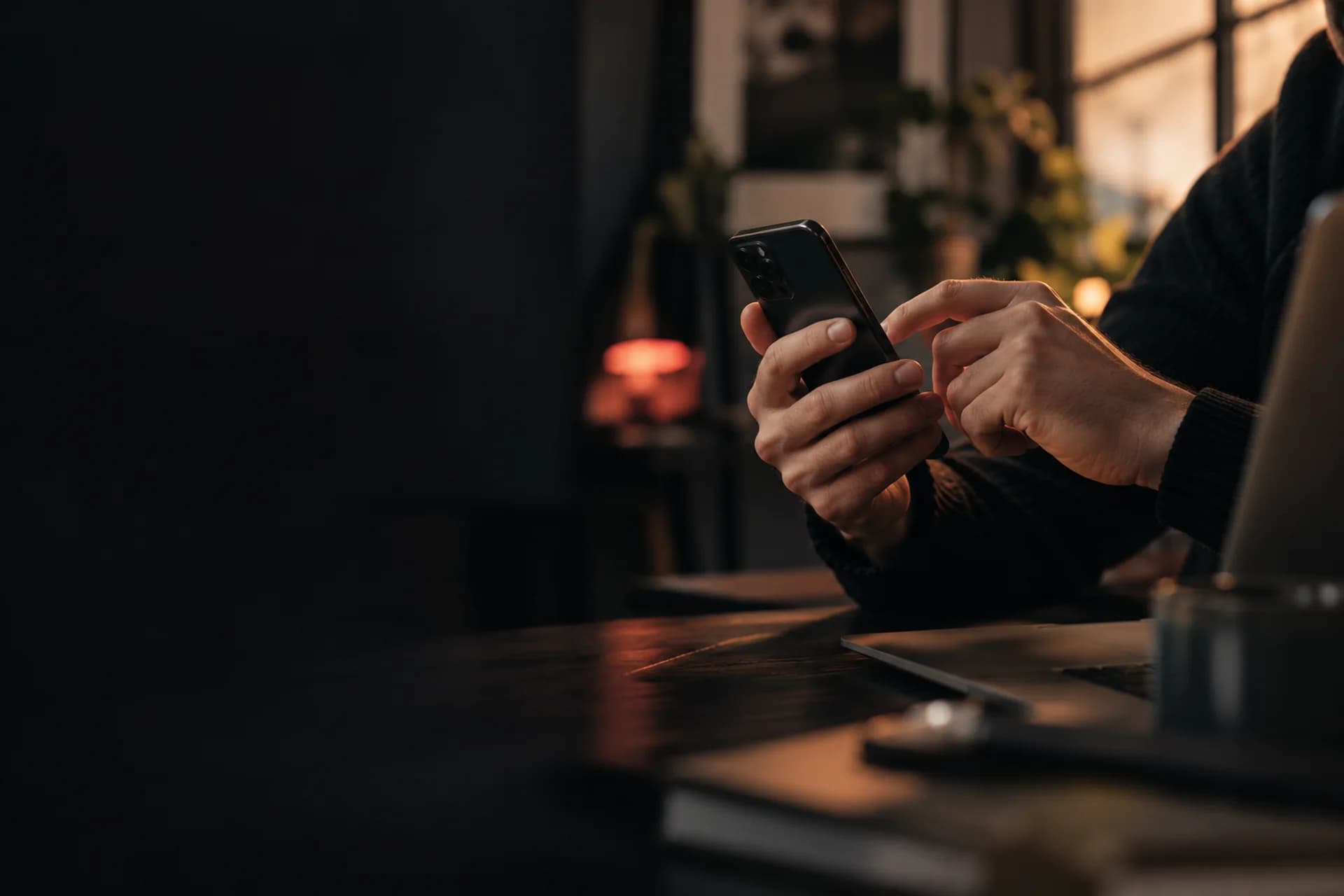 Une personne utilise son téléphone dans un espace de travail